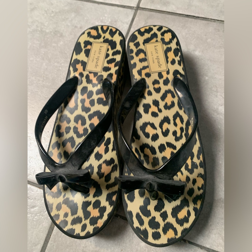 PAIR OF KATE SPADE SANDALS. SIZE 8